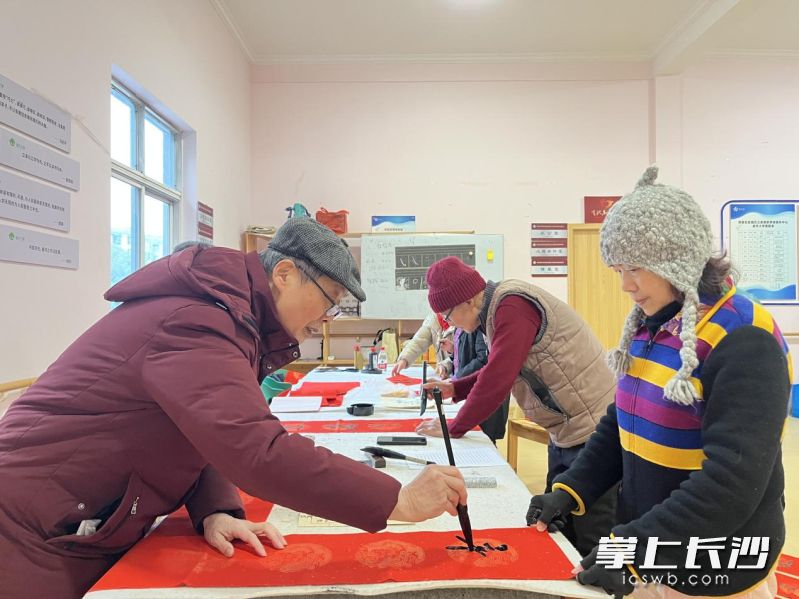 荷晏社区开展“欢欢喜喜过大年”之“翰墨迎新春，祝福送万家”主题活动。