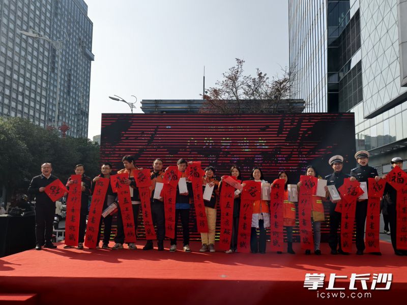 2月2日，由湖南省文联主办的新时代新春联 “百千万” 艺术工程文艺惠民活动走进燕山街社区，并现场向新就业群体代表赠送春联福字。 均为通讯员供图