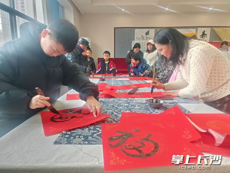 德政园社区新时代文明实践站举办“墨韵迎新春，童手绘年俗”文化体验活动，吸引了30余名青少年热情参与。 均为通讯员供图