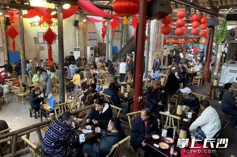 东茅街茶馆内年味十足。