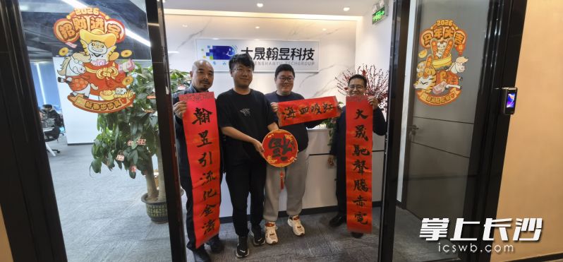 五里牌街道工作人员走进楼宇企业，为企业送上新春“福”字与慰问。