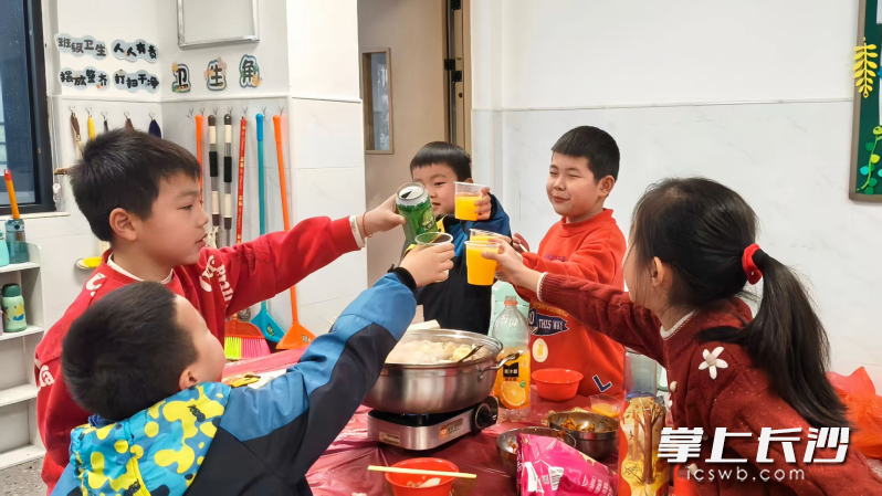 火锅不仅是美食，更成为串联多学科知识、落实五育融合的载体，从筹备到享用的全过程，被精心设计为综合性学习项目。