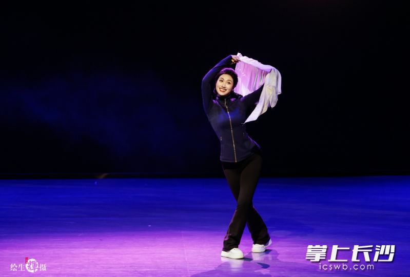 2月1日晚，“以舞之名·向阳而生”长沙市实验中学2026年迎新春舞蹈专场暨芙蓉大舞台市民开放日活动在芙蓉区文化馆启幕，长沙市实验中学舞蹈团主教练曾丽霞率先起舞。 均为长沙晚报通讯员马腾宇摄