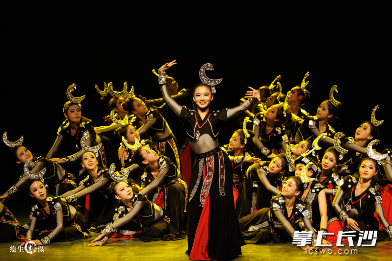 在排练不同题材作品的过程中，学生也能感悟到舞蹈背后的深刻含义。