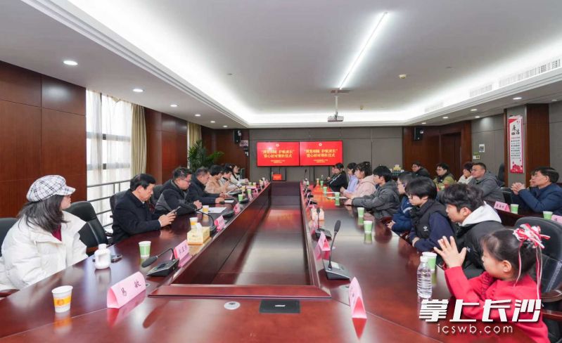 长沙市望城区红十字会“博爱相随 护航成长”爱心结对帮扶仪式举行。 均为长沙晚报全媒体记者邹麟摄 长沙市望城区红十字会“博爱相随 护航成长”爱心结对帮扶仪式举行。 均为长沙晚报全媒体记者邹麟摄