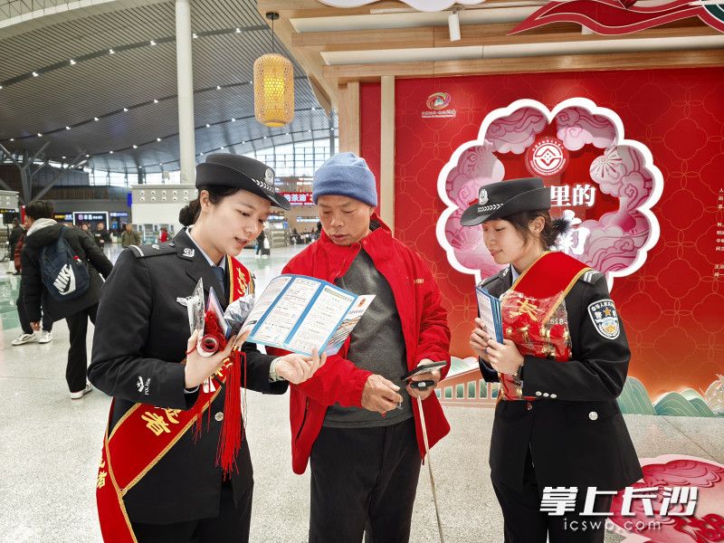 民警通过剖析近期案例、有奖问答等方式，将反诈防盗、安检查危等知识融入互动。