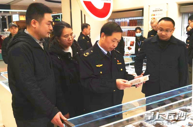 长沙市市场监督管理局开展突击检查，筑牢节日食品安全防线。 均为长沙晚报实习生黄博煜摄