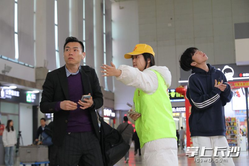 工作中的志愿者。