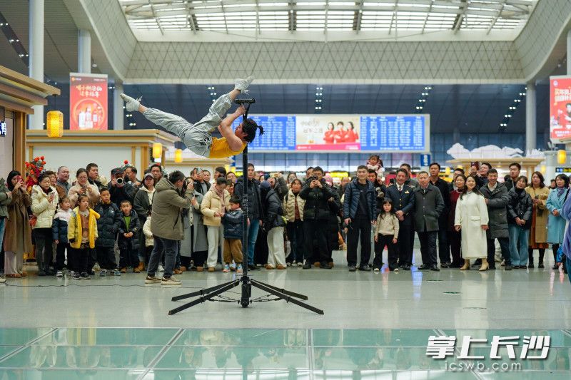 2月2日，在长沙南站候车厅，一系列活动给旅客旅途增添了不一样的色彩。均为长沙晚报全媒体记者 冯启阳 曾灵 摄