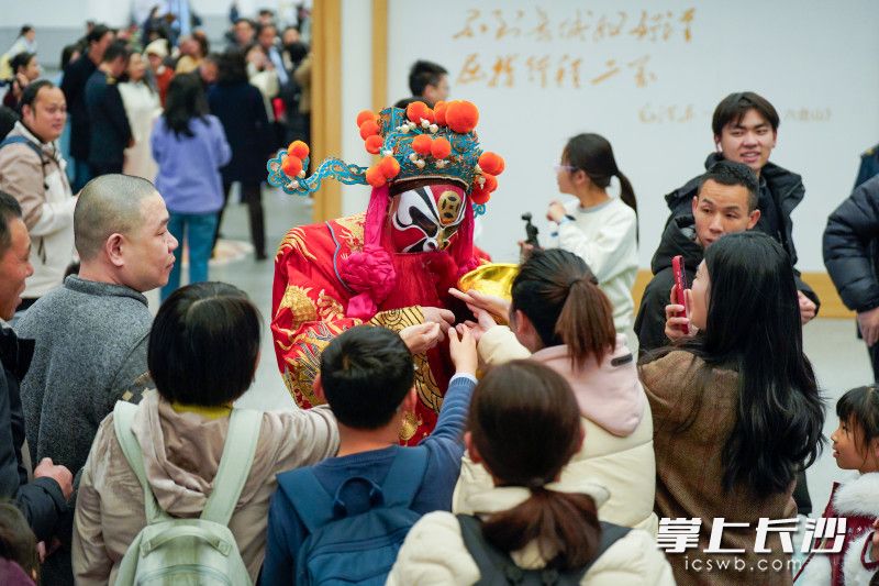 候车大厅洋溢着非遗魅力与新春暖意。