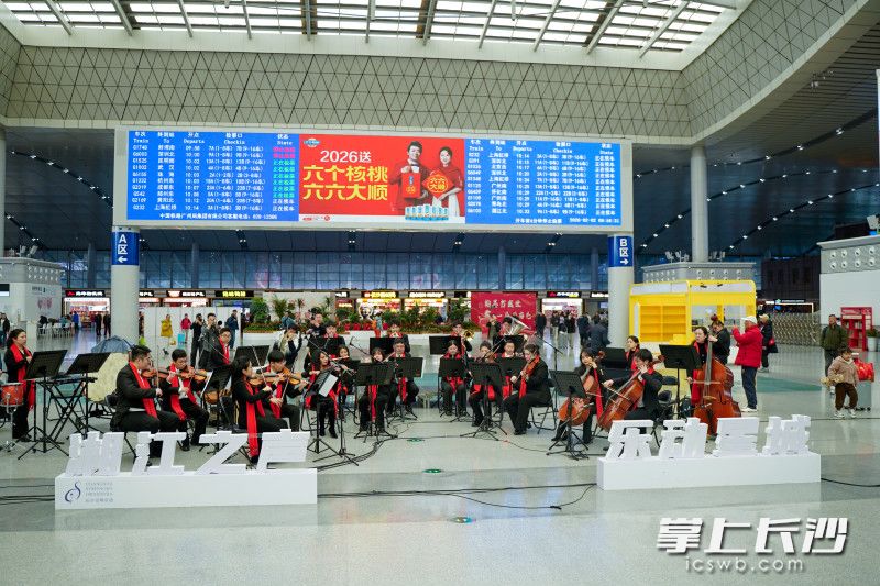 演奏者们为候车旅客演绎了多首耳熟能详的曲目。