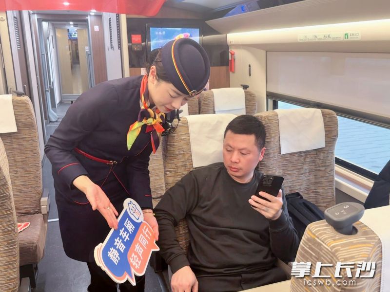 旅途中，“杜鹃组”乘务员们以柔性引导替代生硬管理。