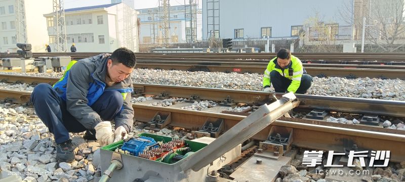 “眼科”医生抢抓“天窗时间”给信号设备“把脉问诊”。 通讯员 胡志刚 摄