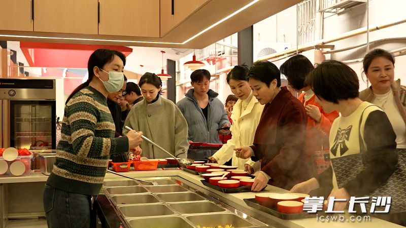 社区居民和周边上班族来食堂就餐。均为长沙晚报全媒体记者陈卓摄