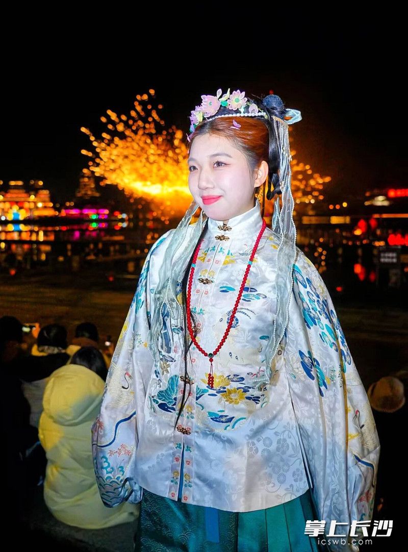 换上广袖襦裙，踩着青石板路感受中国年味。