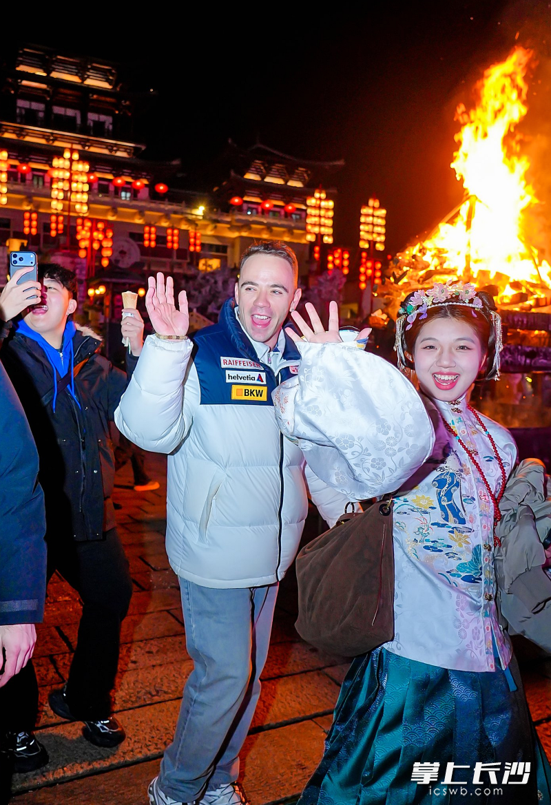 多个国家的旅行达人组团打卡铜官窑国风乐园。