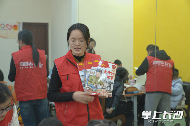 除了课业辅导，志愿者还和孩子们分享红色故事。