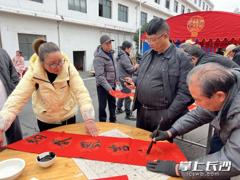 现场书写春联。
