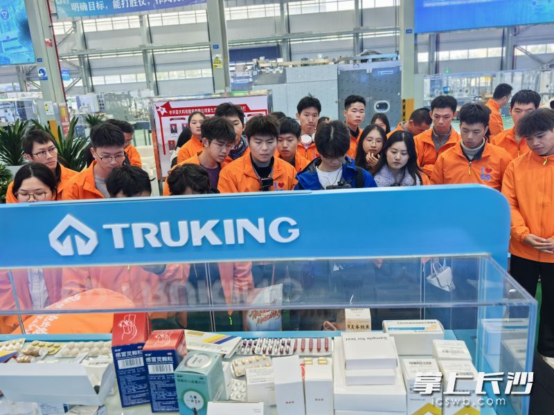 大学生们参观楚天科技现代化的生产车间后，纷纷表示希望加盟公司。 长沙晚报全媒体记者 张禹 摄