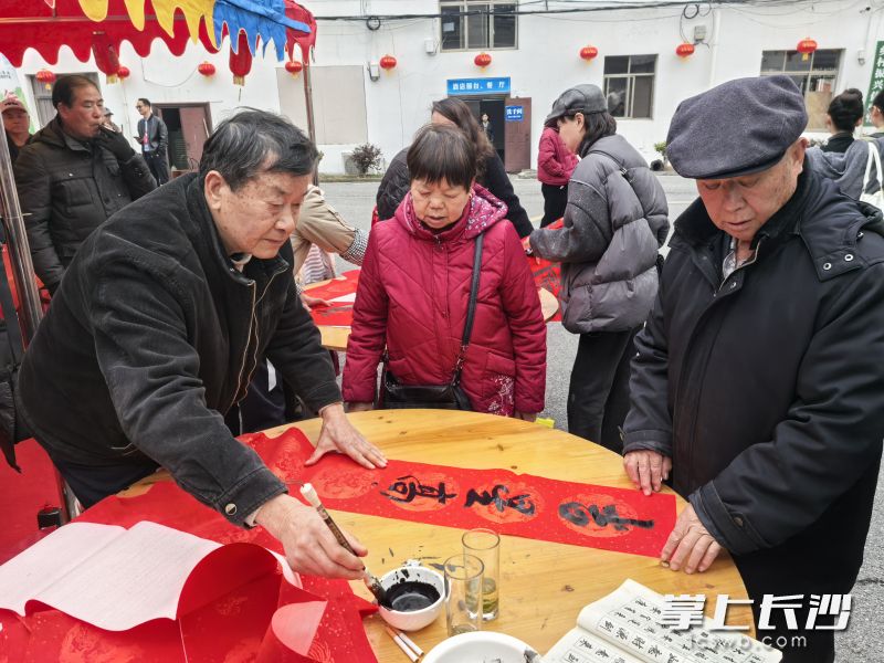 湖南沩山第六届康养年俗文化活动月开幕式现场年味浓郁，书法家们挥毫泼墨，免费为游客书写春联、赠送“福”字。 均为长沙晚报全媒体记者张禹、通讯员谢瑶摄