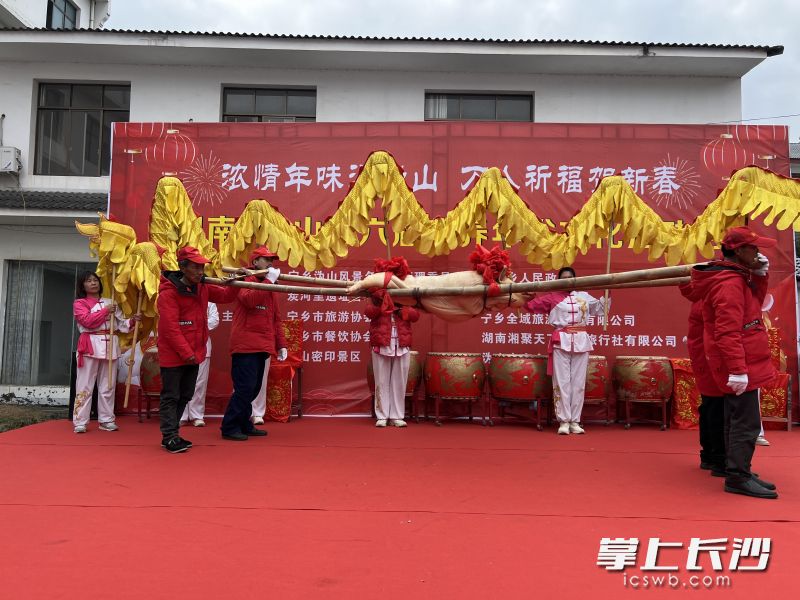 活动主办方为游客们精心筹备了丰富的本土年货，还有原汁原味的乡土表演。