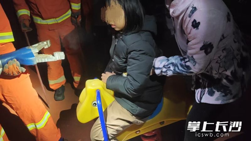 小女孩被游乐设施卡住,消防员“钳”来救援。 长沙晚报通讯员 王磊 摄 小女孩被游乐设施卡住,消防员“钳”来救援。 长沙晚报通讯员 王磊 摄