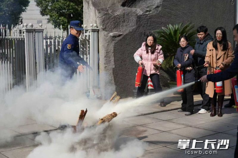 培训人员在进行灭火实操演练。 长沙晚报通讯员 杨慧 摄
