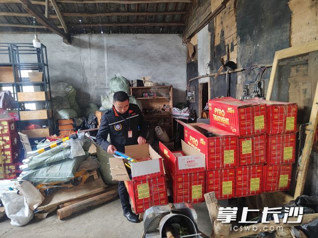 存放现场电线裸露，并随意堆放大量易燃杂物。 长沙晚报通讯员 张珊珊 供图