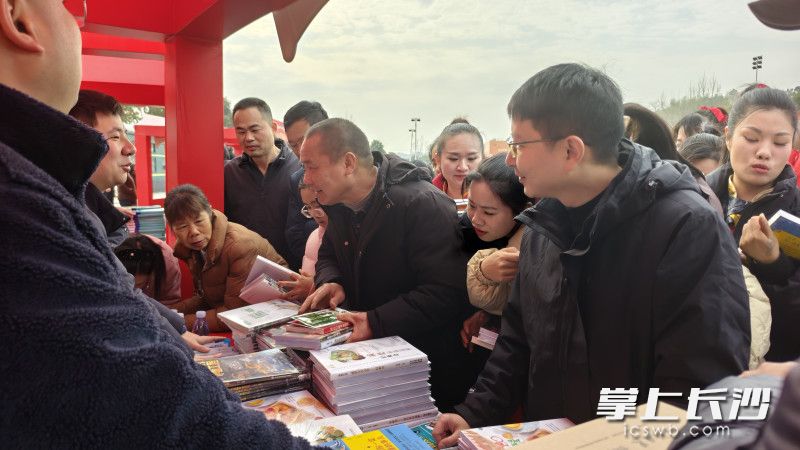 现场为村民准备了各类“暖心礼包”。长沙晚报通讯员 李妮 供图
