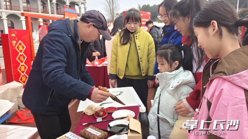 艺术家们挥毫泼墨。长沙晚报通讯员 李妮 供图
