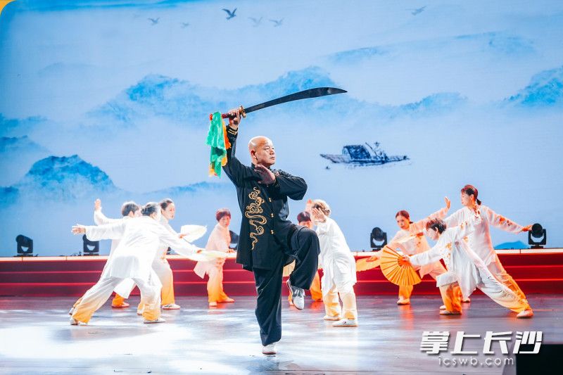 图为金茂长沙业主在自办“春晚”舞台上表演节目。