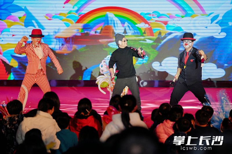 近日，长沙多个开发商社群相继组织社区“春晚”业主联欢。图为华润置地业主在舞台上表演。 均为通讯员供图