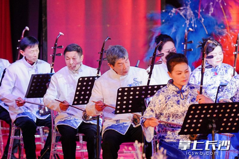 业主自办“春晚”舞台上，演员们的表演有模有样。