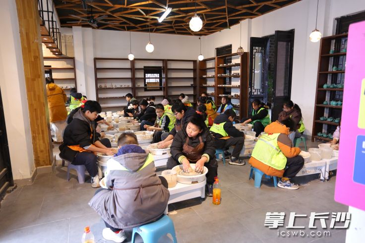 沉浸式体验陶艺。 沉浸式体验陶艺。