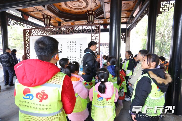 参观岳麓书院。 参观岳麓书院。