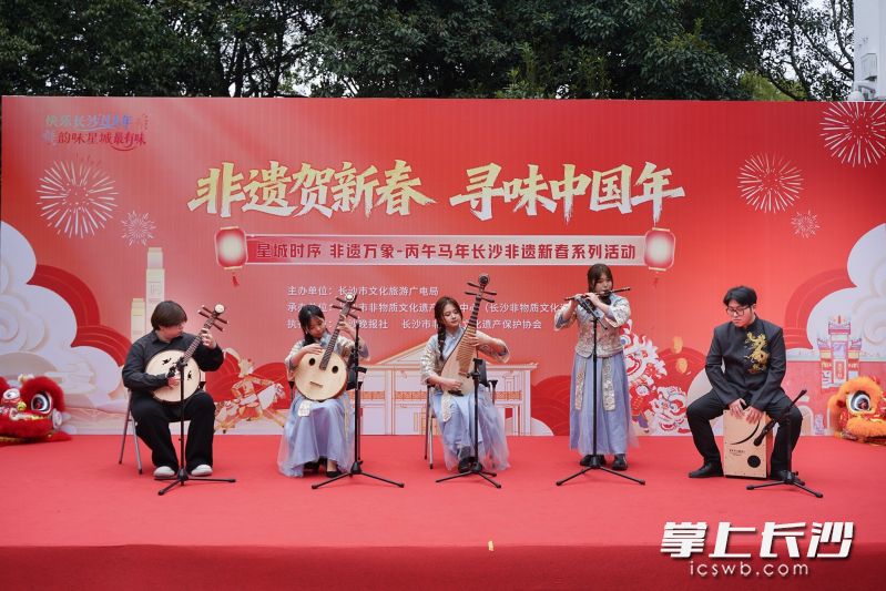 2月4日上午,“星城时序 非遗万象”系列节气历活动之“非遗贺新春·寻味中国年”——丙午马年长沙非遗新春系列活动在长沙市非物质文化遗产保护中心启动。 均为长沙晚报全媒体记者尹昊天摄 2月4日上午,“星城时序 非遗万象”系列节气历活动之“非遗贺新春·寻味中国年”——丙午马年长沙非遗新春系列活动在长沙市非物质文化遗产保护中心启动。 均为长沙晚报全媒体记者尹昊天摄