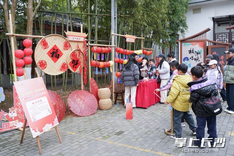 市民游客排队参加投壶游戏。 市民游客排队参加投壶游戏。