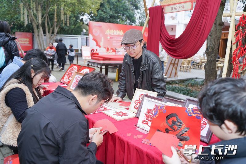 长沙剪纸代表性传承人指导大家剪制马年生肖窗花、福字,以及立春题材的特色图案。 长沙剪纸代表性传承人指导大家剪制马年生肖窗花、福字,以及立春题材的特色图案。