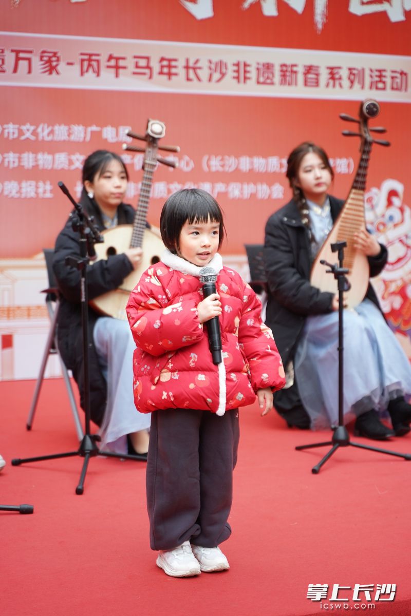 民乐演奏中主唱的孩子。 民乐演奏中主唱的孩子。