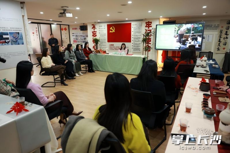 2月4日,雨花经开区在唐羽茶事开展“春动茶香万物生”立春茶会。 长沙晚报通讯员 刘佳妮 摄 2月4日,雨花经开区在唐羽茶事开展“春动茶香万物生”立春茶会。 长沙晚报通讯员 刘佳妮 摄