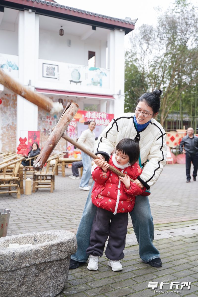 亲子体验打糍粑。 亲子体验打糍粑。