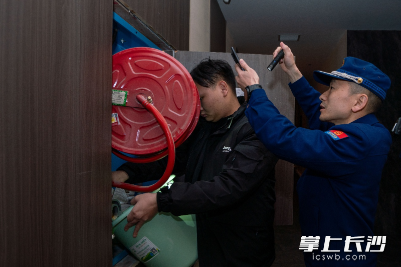 防火监督员正在进行检查。 长沙晚报通讯员 张佳欣 摄