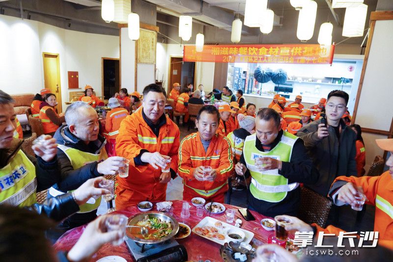 团年饭现场。 团年饭现场。