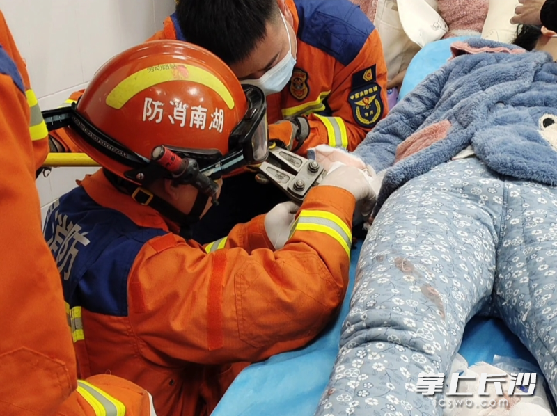 消防员正在为患者脱困。 长沙晚报通讯员 罗霜操 摄