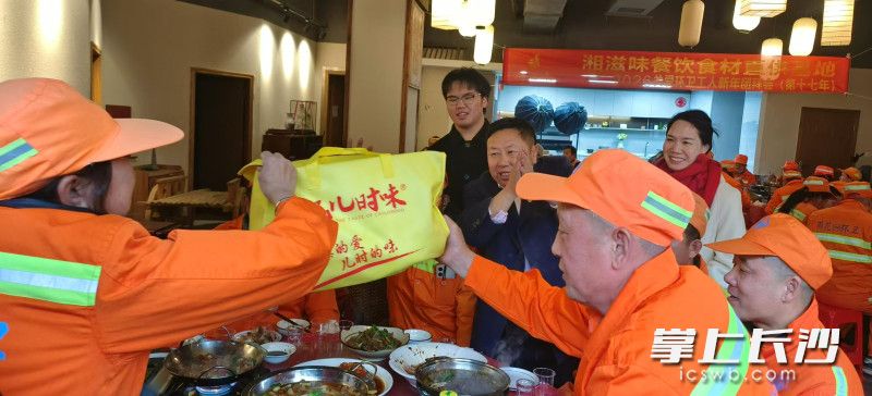 除了宴请大家吃团年饭,张尚友还为大家准备了年货。 除了宴请大家吃团年饭,张尚友还为大家准备了年货。