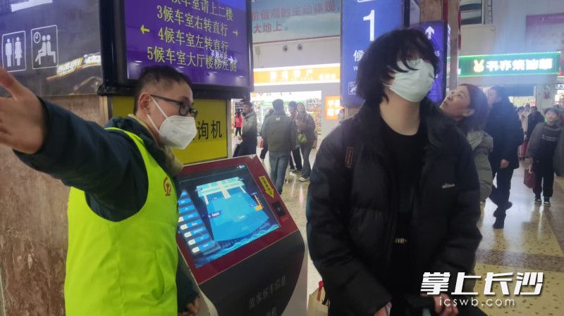 高义轩在做志愿服务。受访者供图