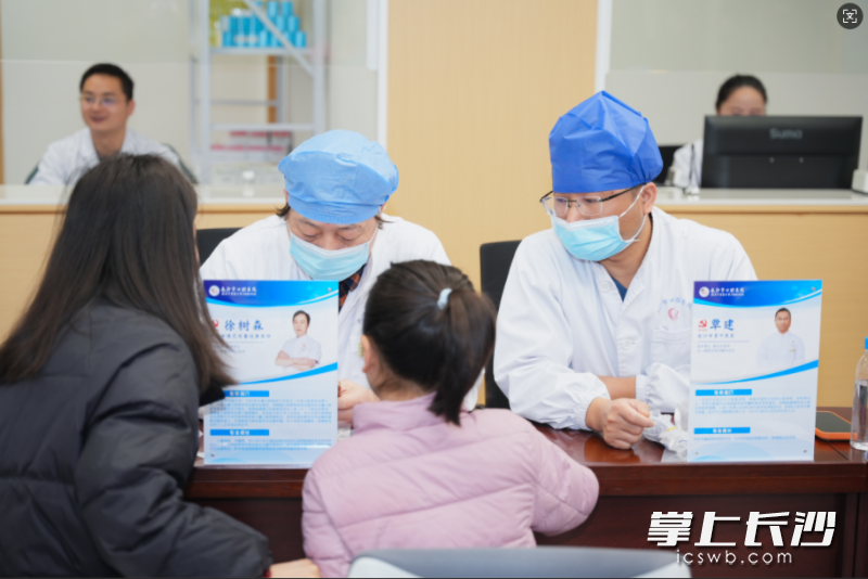 周边居民带孩子咨询儿童口腔窝沟封闭的问题。