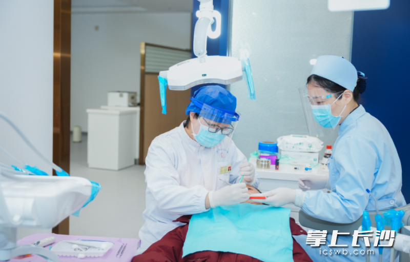 开诊当日，月亮岛门诊部的医护人员为周边看牙病的患者做相关治疗。 均为长沙晚报全媒体记者杨蔚然、通讯员鲁银花摄