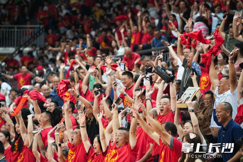 2025年7月8日,热情的长沙球迷到场观看中国女篮与澳大利亚女篮的比赛。长沙晚报全媒体记者 邹麟 余劭劼 摄 2025年7月8日,热情的长沙球迷到场观看中国女篮与澳大利亚女篮的比赛。长沙晚报全媒体记者 邹麟 余劭劼 摄