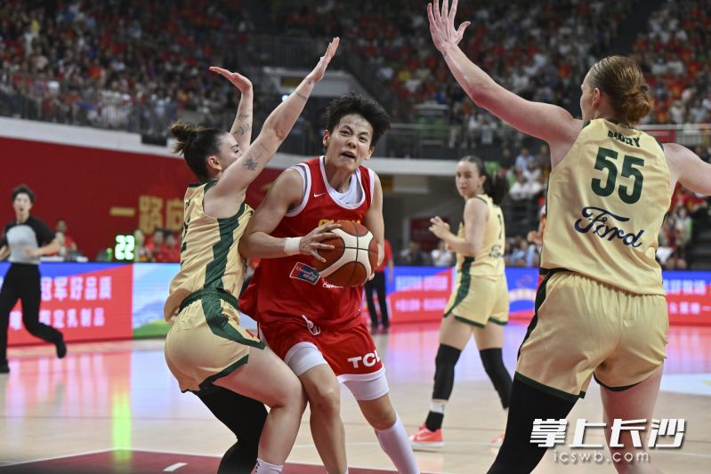 2025年7月8日晚,中国女篮在长沙民政职业技术学院大运馆与澳大利亚女篮进行了女篮亚洲杯前的最后一场热身赛。长沙晚报全媒体记者 邹麟 余劭劼 摄 2025年7月8日晚,中国女篮在长沙民政职业技术学院大运馆与澳大利亚女篮进行了女篮亚洲杯前的最后一场热身赛。长沙晚报全媒体记者 邹麟 余劭劼 摄